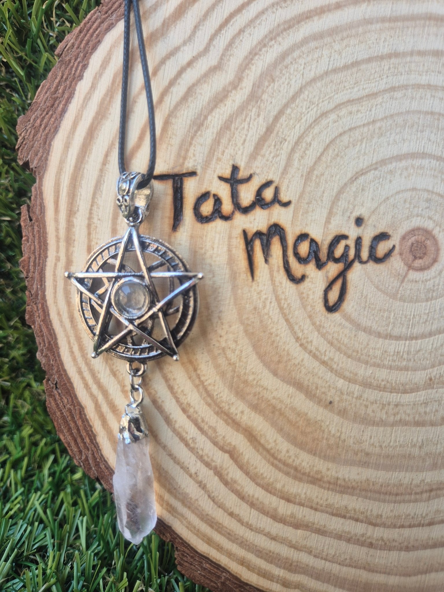 Colgante de Metal con Pentáculo y Cuarzo Maestro colgando - Protección y Energía Tienda esotérica Málaga - La Tienda de Tata Magic: tienda Esotérica en Málaga